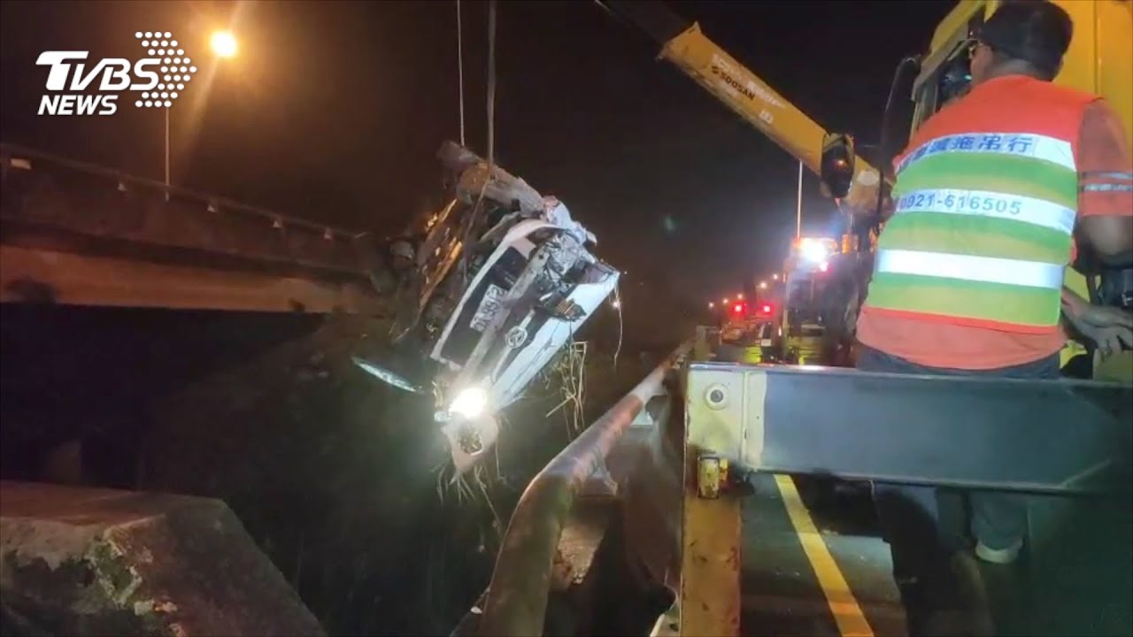 有片/國1休旅車「自撞墜橋」!5人噴飛2重傷 搶救畫面曝