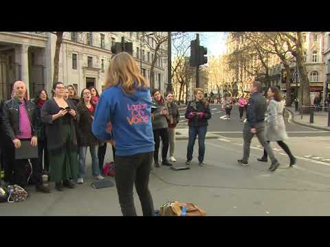London City Voices performing at the London Landmarks Half Marathon 2019