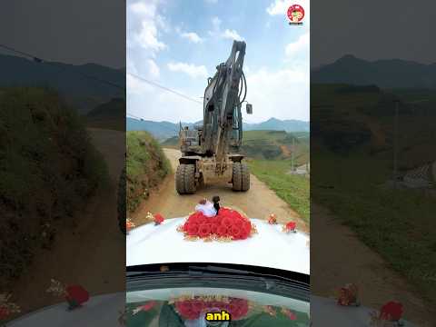 Tài xế xe máy múc dọn đường cho xe dâu