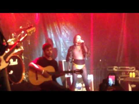 Johnny Hooker canta Wicked Game