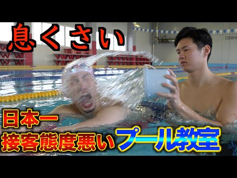 piscine pour petit jardin -piscine-rectangulaire-margelle-béton-façade-maison-pierre-parement