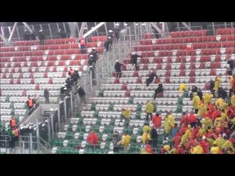 Kibice Jagielloni  chowają kibica Legii od policji