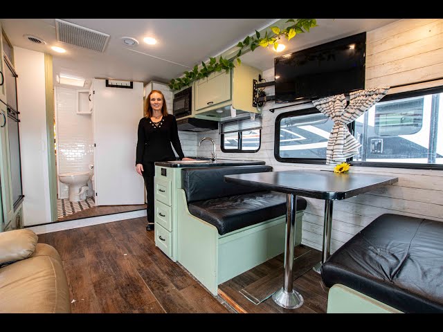 Preview image of 2018 Winnebago Spirit 31G~ Remodeled~ Bunkbeds~ DIY (17U211018) youtube video