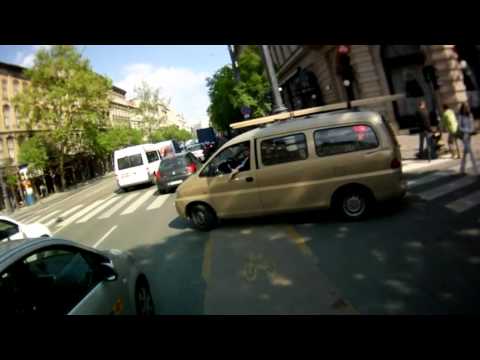 Bringával a városban - Kikanyarodik, mert kiengedték