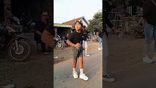 Download lagu Dancing while drinking from a flower-patterned glass, so crazy#shorts #homepage #dj #fyp #viral #... mp3