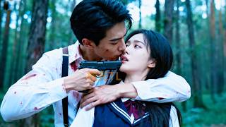 그녀는 그가 살인을 저지르고, 눈이 먼 척하며 도망치는 것을 보았고, 그는 입을 사용하여 그녀를 막았습니다.