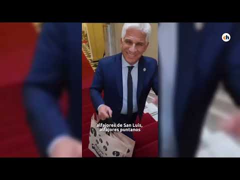 El gobernador le llevó alfajores del Potrero de los Funes al presidente Milei de regalo