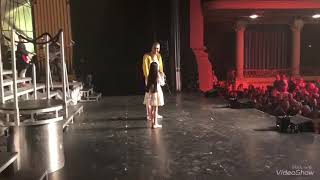 Melani cantando "Barcelona" de Monserrat Caballé