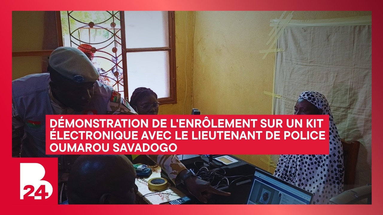 Démonstration de l'enrôlement sur un kit électronique avec le Lieutenant de police Oumarou Savadogo