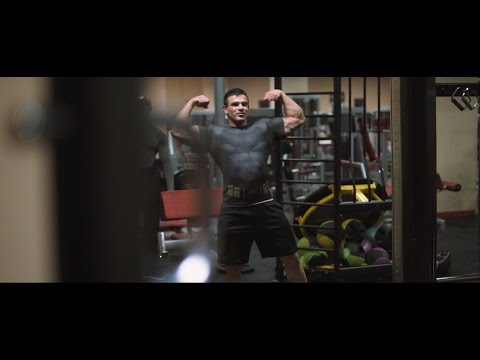 Hardkorowy trening z najlepiej zbudowanym polskim raperem - Świtał pakuje klatę