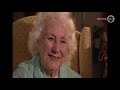 Vera Lynn zong We'll Meet Again met Omroep Gelderland-presentatrice