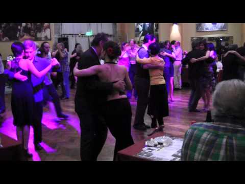 Milongueando con pausas, con orden en la pista y musicalidad. Abril 2013