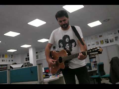 Miquel Abras canta "Fills del mar" a la redacció d'El Punt Avui