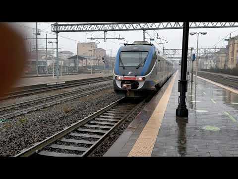 MD037 Minuetto Diesel in transito fermo in attesa del verde con strombazzata nella stazione di Asti