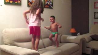 Saltando en el sofa