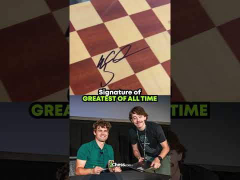 Signature of the G.O.A.T ✍️ ft. Magnus Carlsen #chess #shorts