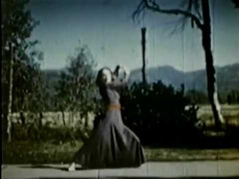 Η Doris Humphrey επιδεικνύει στοιχεία της τεχνικής της μαζί με χορευτές / χορεύτριες της ομάδας της (Mills College, δεκαετία 1940, βίντεο: Limón Dance Company). Η τεχνική Humphrey, θεμελιωμένη στην αρχή της πτώσης και της ανάκτησης [fall and recovery], αποτέλεσε μία από τις κεντρικές κωδικοποιήσεις του εκφραστικού χορού, ερμηνεύοντας την κίνηση ως διαρκή εναλλαγή μεταξύ απώλειας και επανεύρεσης της ισορροπίας.