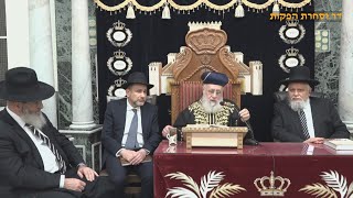 הראשון לציון הרב יצחק יוסף שליט"א - שיעור מוצ"ש בא תשפ"ו והרב המקדים הרב יחיא טובול שליט"א (רבנים שונים) - התמונה מוצגת ישירות מתוך אתר האינטרנט יוטיוב. זכויות היוצרים בתמונה שייכות ליוצרה. קישור קרדיט למקור התוכן נמצא בתוך דף הסרטון