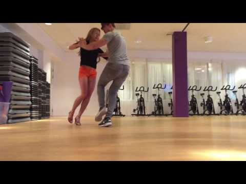 Linda Lindorff försöker dansa sexig salsa...