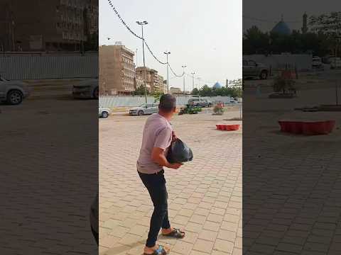 شاب عراقي يطعم حمام جائعة بدون طعام شاهدوا الانسانية بعد تقديم الطعام للحمام كيف اجتمعت الطيور 🥺❤😍