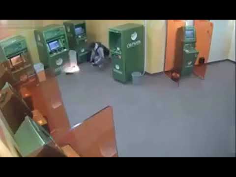 Опытный взломщик банкоматов за работой