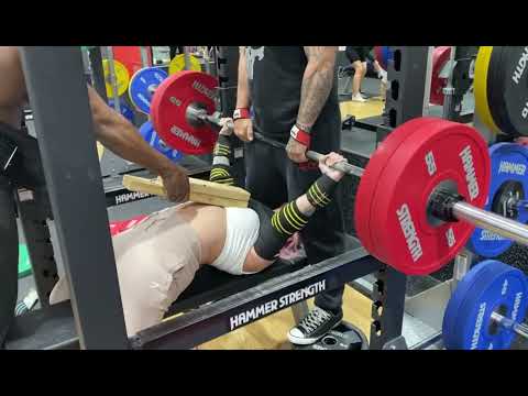BENCH PRESS QUEEN HITS A STRONG BENCH PRESS FOR A FEMALE AT A COMMERCIAL GYM !