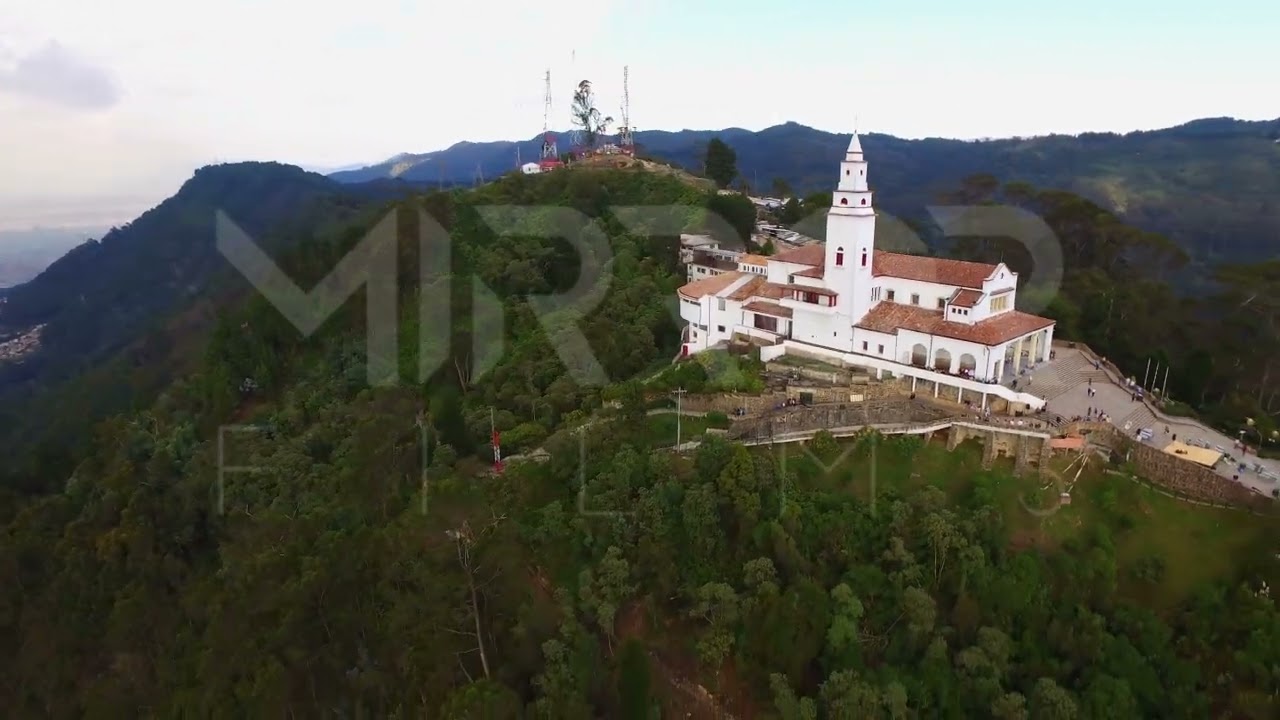 Iglesia sobre imponente montaña, Monserrate