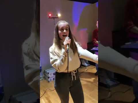 VZEMI ME ( live ) - Laura Tina