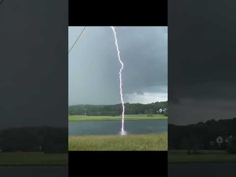 Co se Stane Když Blesk Udeří do Vody? ⚡️#shorts