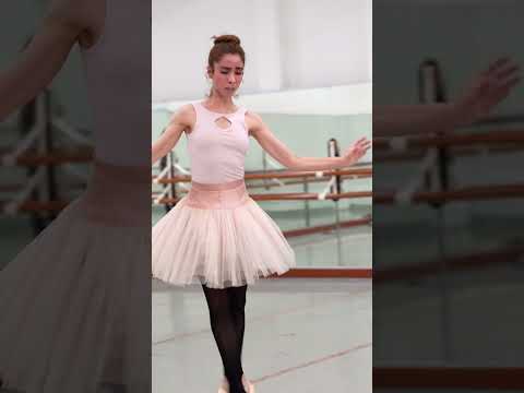 ✨🩰 Cada detalle cuenta en el "Lago de los cisnes" de la #CNDMx.