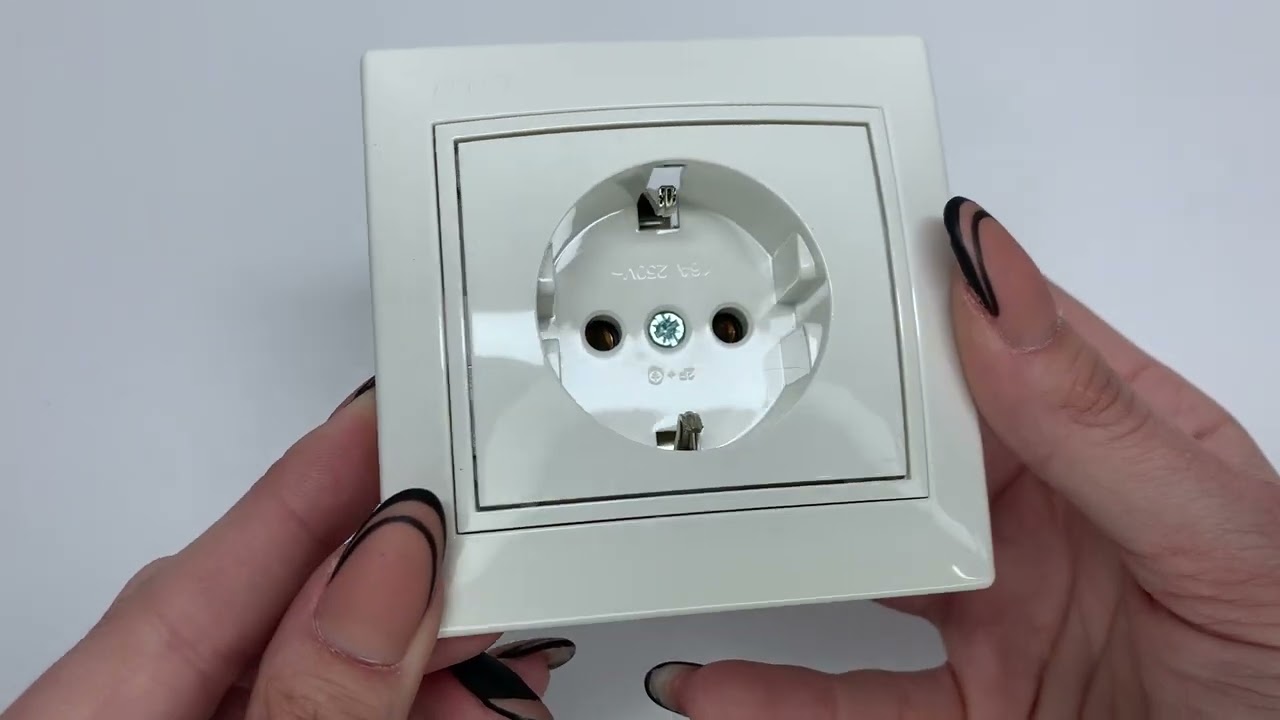 Розетка одинарная с/з LEZARD Mira белая 701-0202-122B