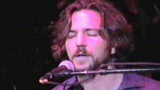 Eddie Vedder (Pearl Jam) - I am a patriot (live)