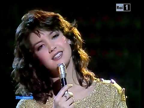 Paradise - live performance by Phoebe Cates in Italy