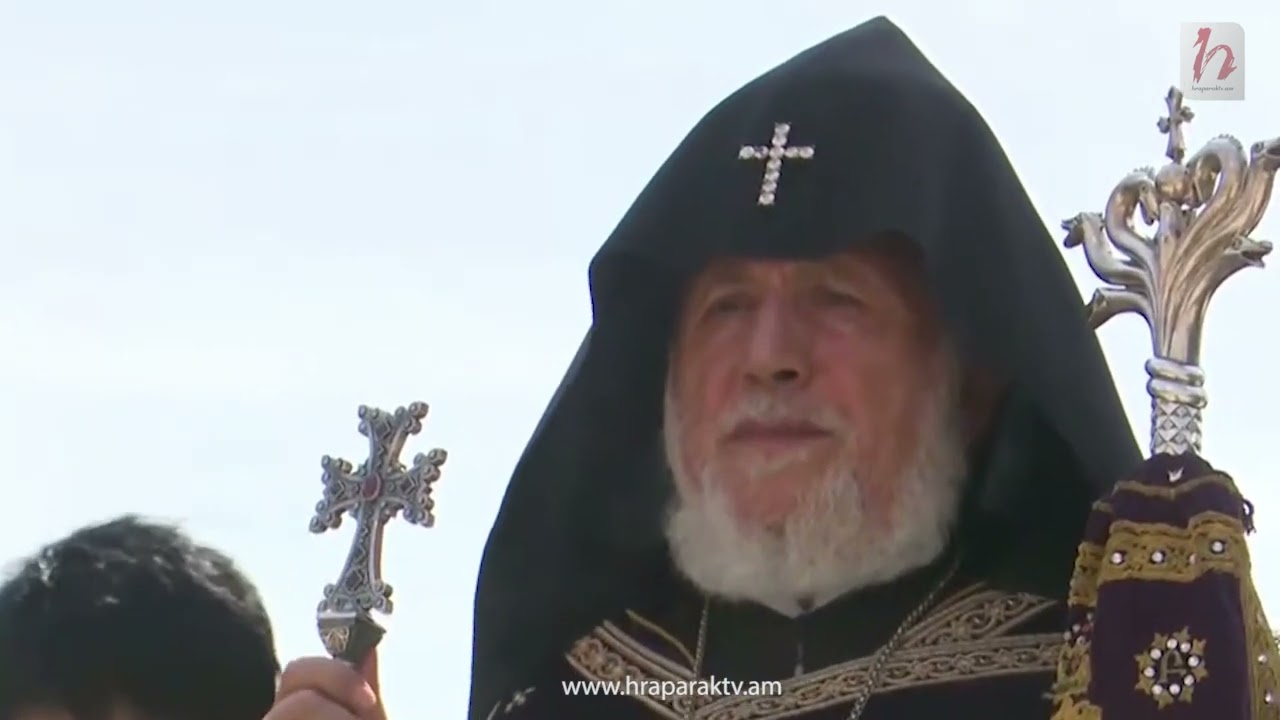 Վեհափառը Եռաբլուրում ծաղիկներ խոնարհեց հերոսների շիրիմներին, աղոթեց նրանց հոգու հանգստության համար