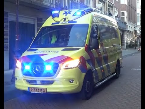 ambulance 13111 met spoed in Amsterdam + primeur Ambulance 13102 allen blauw
