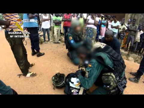 Guardias civiles destacados en Rep. Centroafricana auxilian a un niño atropellado.