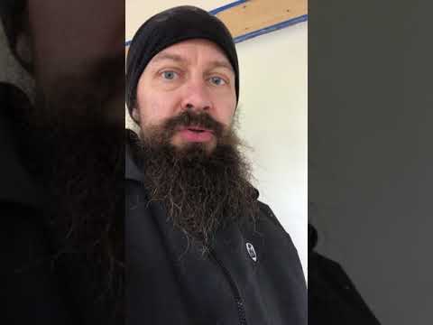 Jak kłaść tynk gliniany finiszujący w strawbale’u (1).