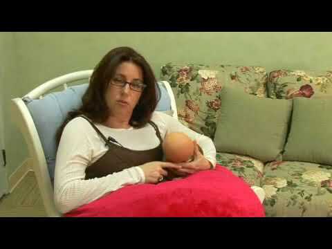 Stillen mit der Football-Haltung