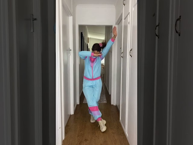 Vídeo relacionado con Fashion Sports Dude Camiseta para Mujer con Estampado I Love 80s 90s, Estilo Retro de Estrella Pop con múltiples Caras, Disfraz Sexy (FR/ES, Números, 44, 46, Regular, Regular, Black)