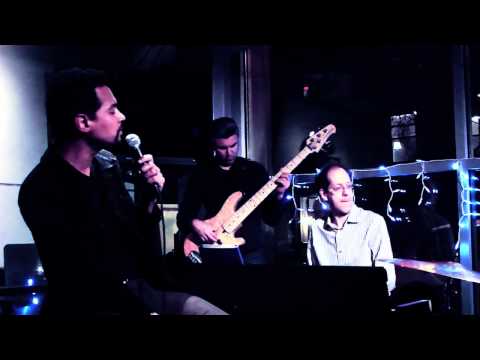 Mark Anthony Sings "Fly me to the Moon"