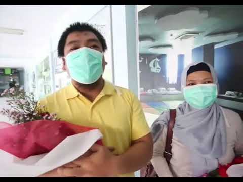 Perawat Sambut Pasien Sembuh Covid-19 Dengan Karangan Bunga