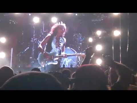 Aerosmith - Steven and Joe laugh about Joe's ex-wife (07/10/2015 Salinas, CA)