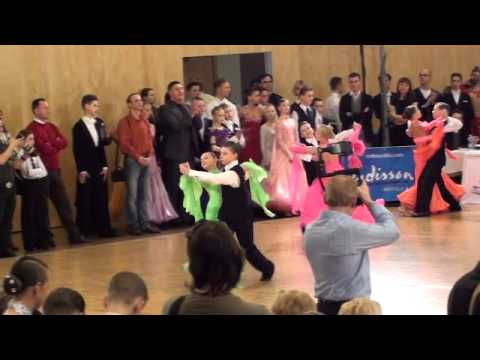 Latvian Standart Championship 2011 Bogdans Tihoņenko - Viviāna Belousova 1.8fin waltz.wmv