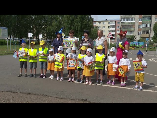 Воспитанники «Сказки» повторяют правила дорожного движения
