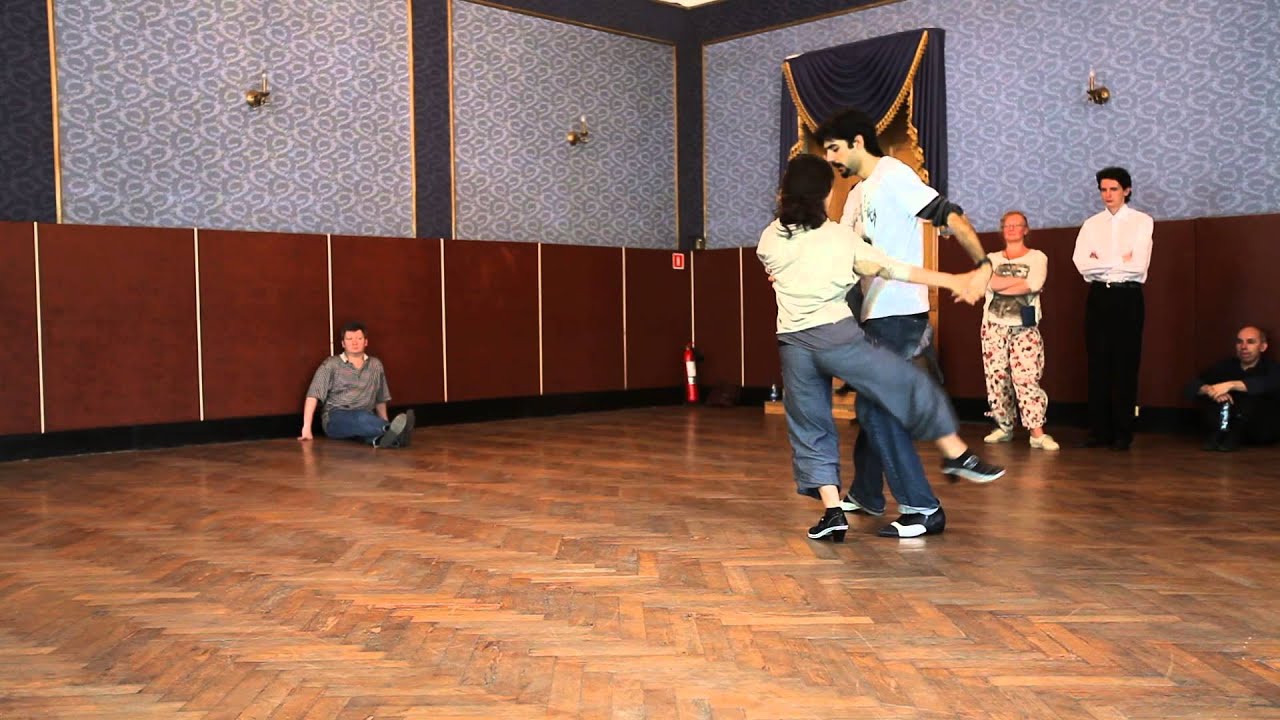 Class colgada, adornos, sacadas y giro. Dana Frigoli y Adrian Ferreyra. Nevskaya milonga 2011.