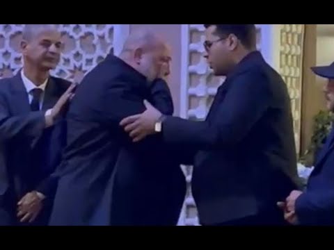 خالد الصاوي ينهار من البكاء في عزاء طارق عبدالعزيز.. وهنيدي يتدخل لتهدئته