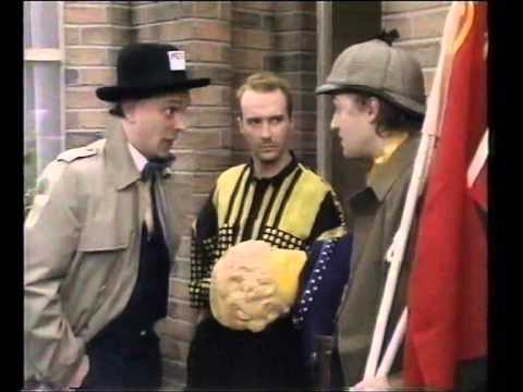 Filthy, Rich and Catflap - Midge Ure scene IN FULL