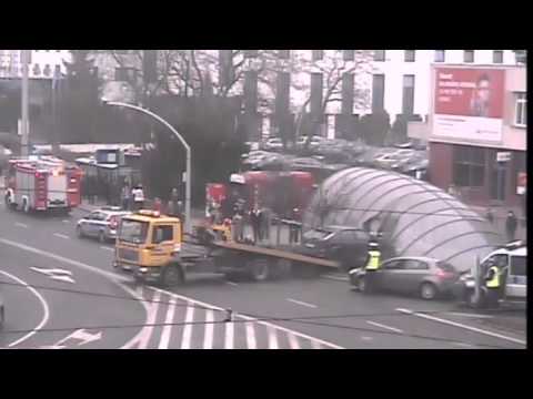 Kolizja na rondzie Jagiellonów - nagranie z monitoringu (4.03.2016 r.)