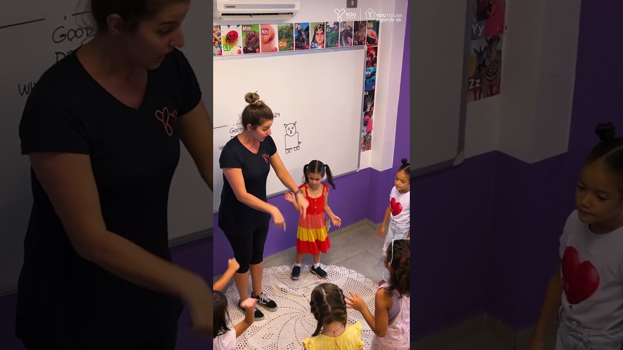 Crianças cantando Hello Song em inglês  #escola #bilingue  #crianças