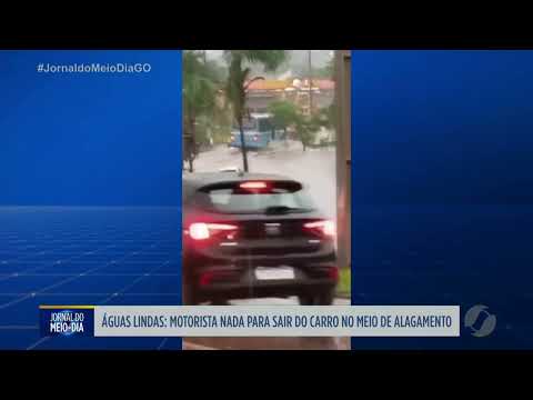Motorista nada para sair do carro no meio carro de alagamento em Águas Lindas de Goiás